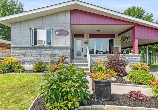 Two or more stories for sale - 407 Rue Dumas, Massueville, J3P2B1