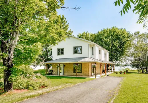 Two or more stories for sale - 5711 Route 263, Disraeli, G0M1H1