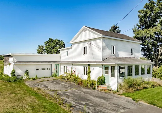 Two or more stories for sale - 507 Rue Principale, St-Sebastien-De-Frontenac, G0Y1M0