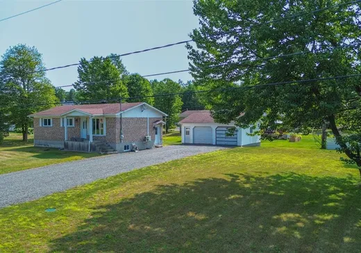 Maison à vendre - 160 Rue Jean, St-Nicephore, J2A 3K2