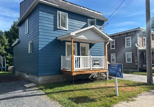 House for sale - 807 Rue St-Jean-Baptiste, Henryville, J0J 1E0