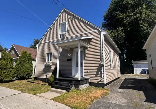 Maison à étages à vendre - 99 Rue Robinson S., Granby, J2G7L3