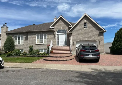 Bungalow à vendre - 305 Av. Curé-Cloutier, Laval (Duvernay), H7E5B2