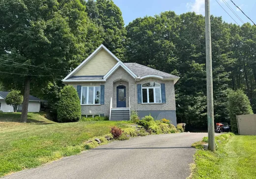 Two or more stories for sale - 136 Rue Goyer, Cowansville, J2K3V5