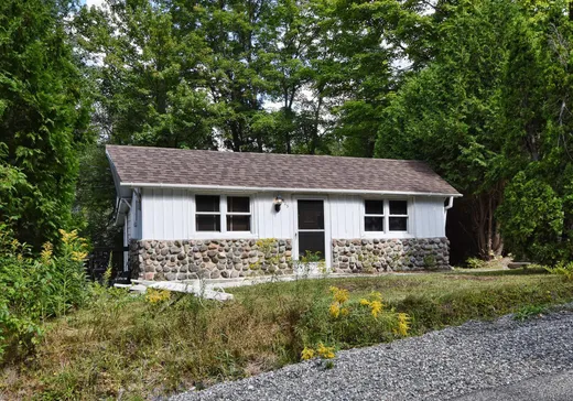 Two or more stories for sale - 905 Rue du Lac-Pinet, Saint-Calixte, J0K1Z0