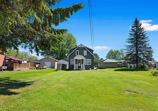 Two or more stories for sale - 12 Rue McFarlane, Campbell's Bay, J0X1K0