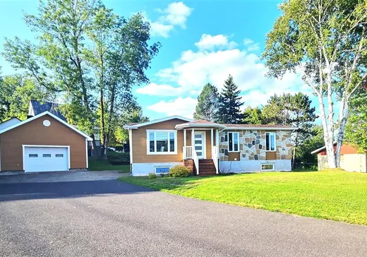 House for sale - 902 8e Rue O., Dégelis, G5T 2A7