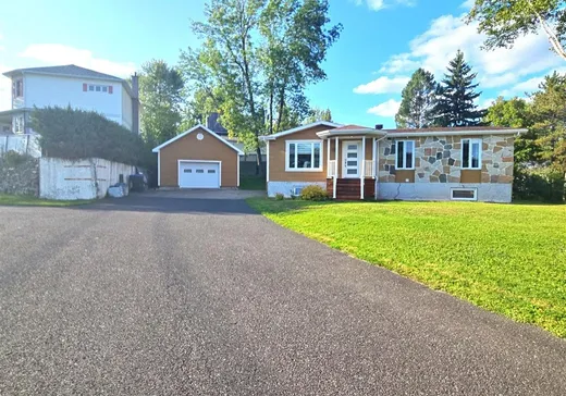 House for sale - 902 8e Rue O., Dégelis, G5T 2A7
