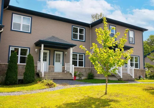 Two or more stories for sale - 544 Rue Chénier, Magog, J1X6H4
