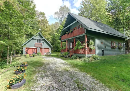 Two or more stories for sale - 324 1er Rang, St-Etienne-De-Bolton, J0E2E0