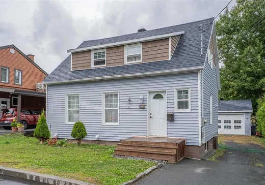 Un étage et demi à vendre - 660 12e Rue, Saint-Georges, G5Y4Z7