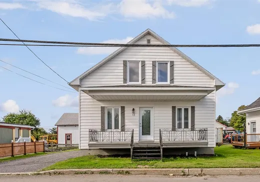 Two or more stories for sale - 13 Rue de l'Église, Petite-Riviere-St-Francois, G0A3X0