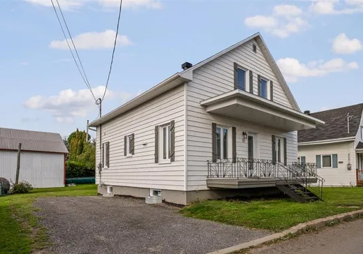 House for sale - 13 Rue de l'Église, Petite-Riviere-St-Francois, G0A 3X0