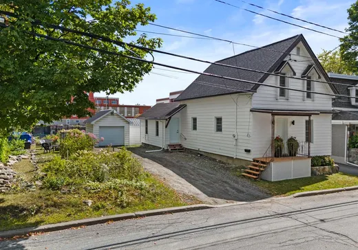 Maison à étages à vendre - 122 Rue Victoria, Magog, J1X2J8