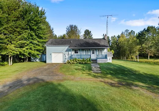 Two or more stories for sale - 715 Rue Edmond, Drummondville, J2B8A8