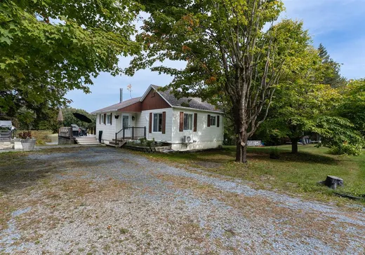 Bungalow à vendre - 1670 Ch. de la Longue-Pointe, St-Nicephore, J2A3C1