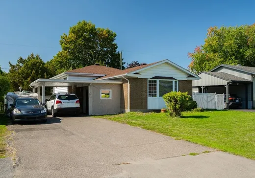 Two or more stories for sale - 205 Boul. Maple, Châteauguay, J6J3R5
