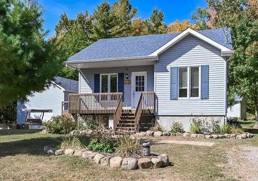 Maison à vendre - 104 Rue de l'Avenir, Sainte-Sophie, J5J 0C3