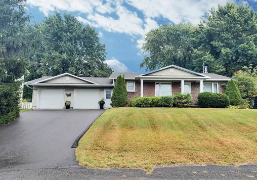 Two or more stories for sale - 4 Rue Fortier, Warwick, J0A1M0
