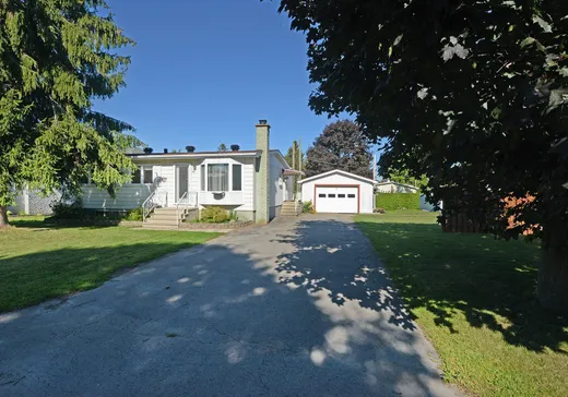 Two or more stories for sale - 54 Rue Hunter, Godmanchester, J0S1H0