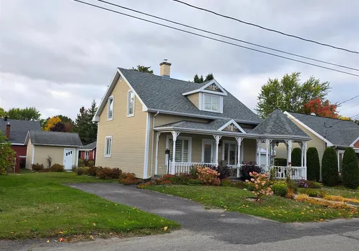Maison à vendre - 15 Rue de la Fabrique, Témiscouata-sur-le-Lac, G0L 1E0
