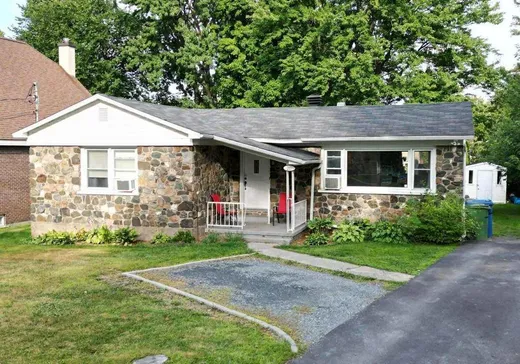 Bungalow for sale - 217 Rue James, Cowansville, J2K2L3