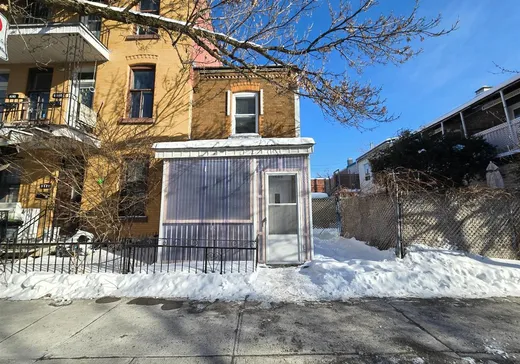 Two or more stories for sale - 5680 Rue Eadie, Ville Emard (Montreal Island), H4E3T1