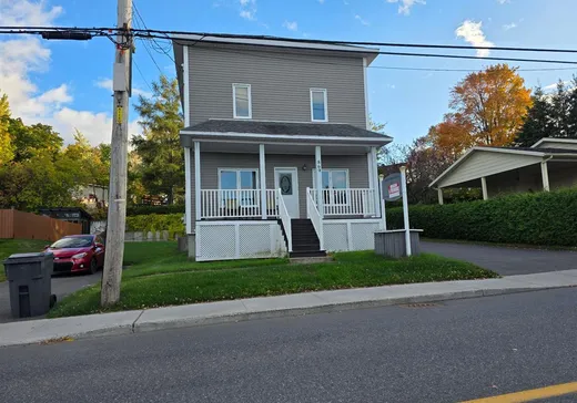 Maison à vendre - 869-869A Rue Commerciale N., Témiscouata-sur-le-Lac, G0L 1E0