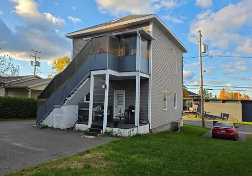 Maison à vendre - 869-869A Rue Commerciale N., Témiscouata-sur-le-Lac, G0L 1E0
