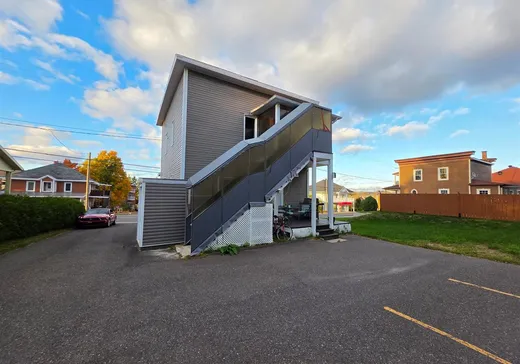 Maison à vendre - 869-869A Rue Commerciale N., Témiscouata-sur-le-Lac, G0L 1E0