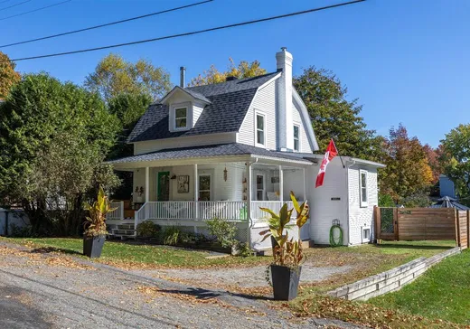 Two or more stories for sale - 15 Rue High, Stanstead, J0B3E2