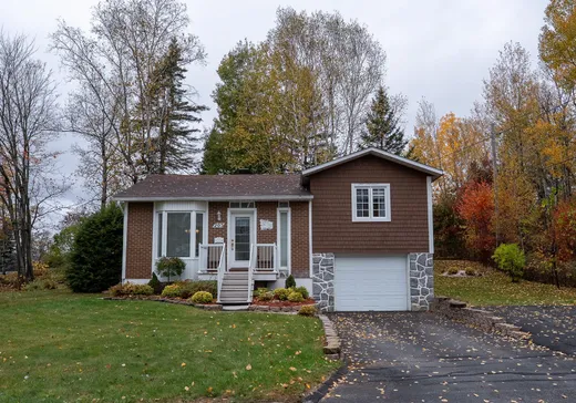 Maison à vendre - 205 Rue Villeneuve, Mont-Laurier, J9L 3R5