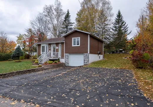 Maison à vendre - 205 Rue Villeneuve, Mont-Laurier, J9L 3R5