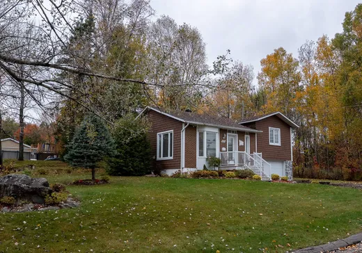 Maison à vendre - 205 Rue Villeneuve, Mont-Laurier, J9L 3R5
