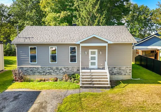 Two or more stories for sale - 116 Rue Olympia, Cowansville, J2K2X1
