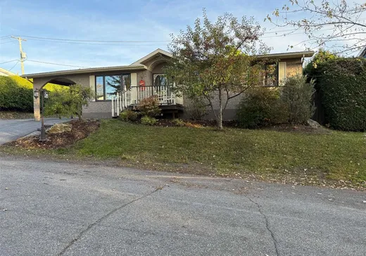 Bungalow à vendre - 700 137e Rue, Saint-Georges, G5Y2N4