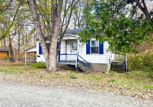 Maison à vendre - 28 Crois. Downs, Asbestos, J1M 1X9