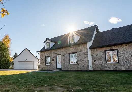 Two or more stories for sale - 685 Boul. Des Ruisseaux, Mont-Laurier, J9L0S9