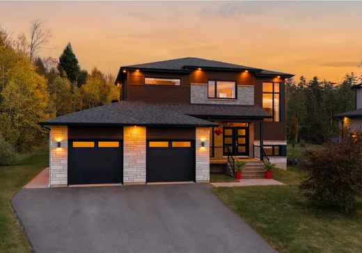 Maison à étages à vendre - 2220Z Rue des Épinettes, Fleurimont, J1G0E9