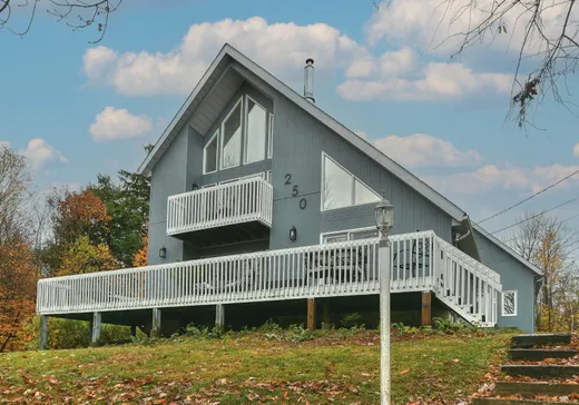 Maison à étages à vendre - 250 59e Avenue, St-Hippolyte, J8A1N9