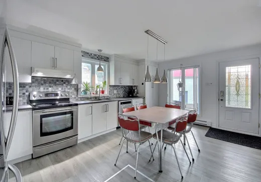 Maison à vendre - 52 Rue St-Isidore, Saguenay, G7H 3P8