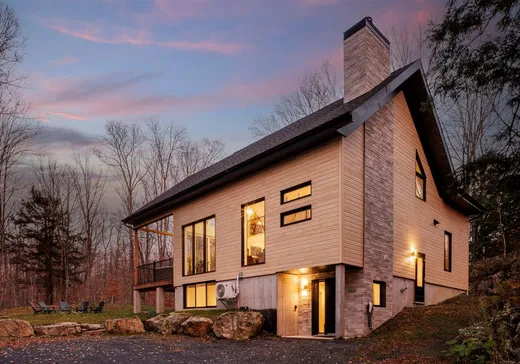 Two or more stories for sale - 11 Rue Sunset, Bolton-Est, J0E1G0