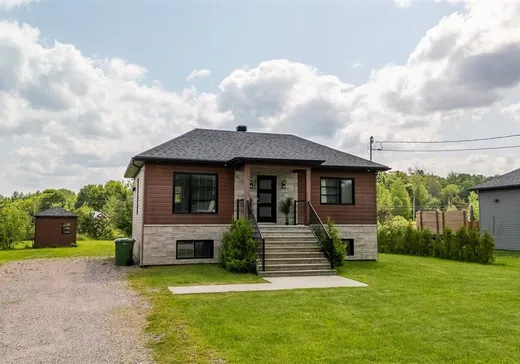 Bungalow for sale - 225 Rue des Pivoines, Mont-Laurier, J9L3G3