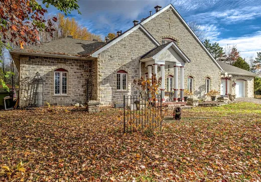 Two or more stories for sale - 14 Place de la Belle-Vue, Brownsburg-Chatham, J8G1T4