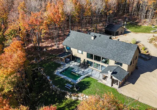 Two or more stories for sale - 84 Ch. de la Chapelle, St-Adolphe d'Howard, J0T2B0