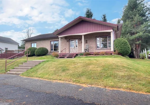 Maison à vendre - 1851 Rue Ste-Marie, Pohénégamook, G0L 1J0