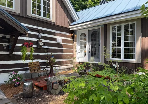 Maison à vendre - 1595 Ch. du Lac-des-Becs-Scie O., Saint-Sauveur, J0R 1R1