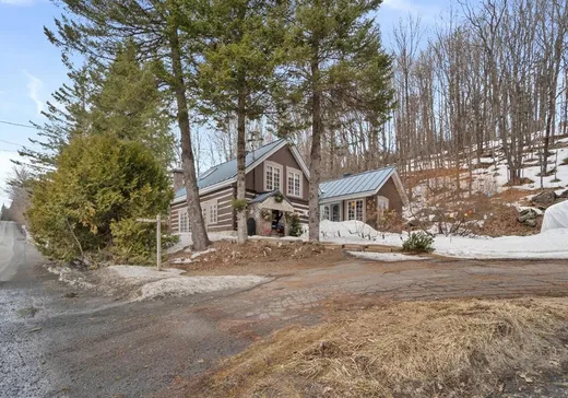 Maison à vendre - 1595 Ch. du Lac-des-Becs-Scie O., Saint-Sauveur, J0R 1R1