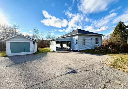 Bungalow for sale - 423 Rue Principale, Lac-Saint-Paul, J0W1K0