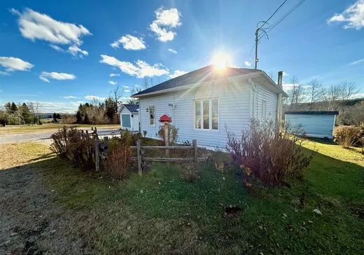 House for sale - 423 Rue Principale, Lac-Saint-Paul, J0W 1K0